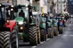 Agricultores franceses invadem feira agrícola em Paris e protestam contra Macron