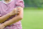 Coceira no corpo: 9 principais causas (e o que fazer)