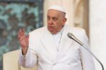 Após polêmica na Ucrânia, Papa condena novamente a ‘loucura da guerra’