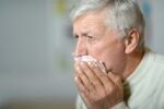 Catarro com sangue: 14 causas (e o que fazer)