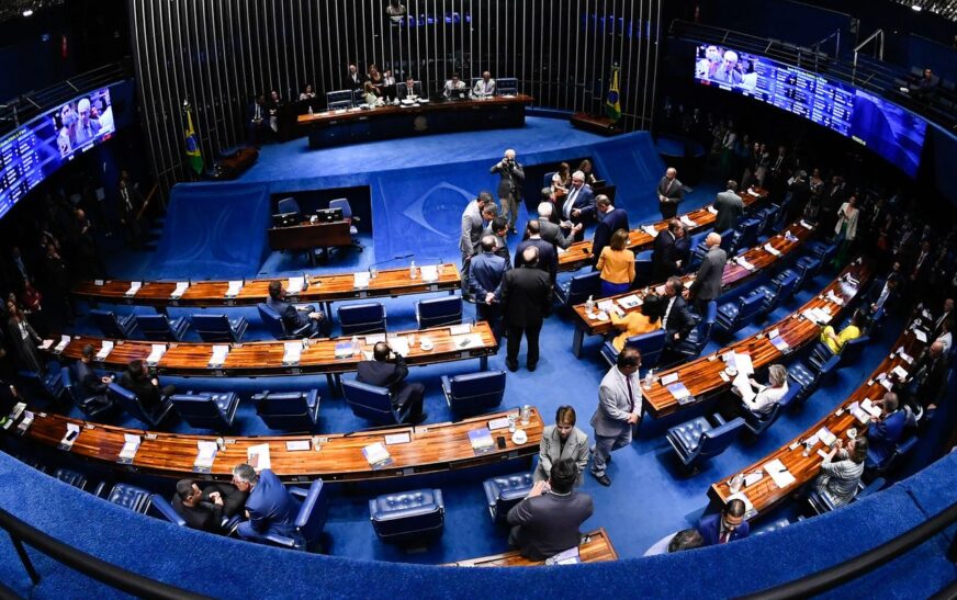 De pai para filho: homens e herdeiros políticos são maioria no Senado