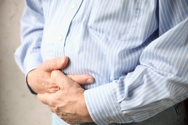 Dor do lado esquerdo da barriga: o que pode ser e o que fazer