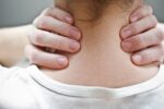 Dor na nuca: 8 principais causas (e o que fazer)