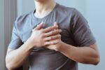 Dor no bico da mama: 9 principais causas (e o que fazer)