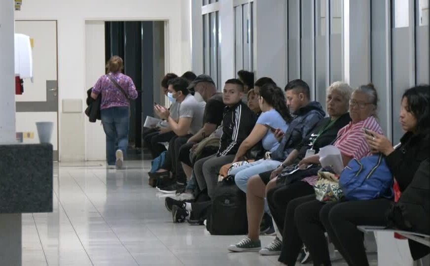 Governo Milei questiona vacina contra dengue em meio a surto histórico da doença