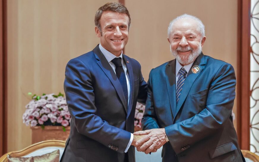 Lula e Macron visitam floresta e conversam com indígenas em Belém