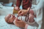 Muco nas fezes do bebê: o que pode ser (e como tratar)