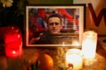Russos fazem fila para por flores em túmulo de Navalny e o saúdam como símbolo de esperança