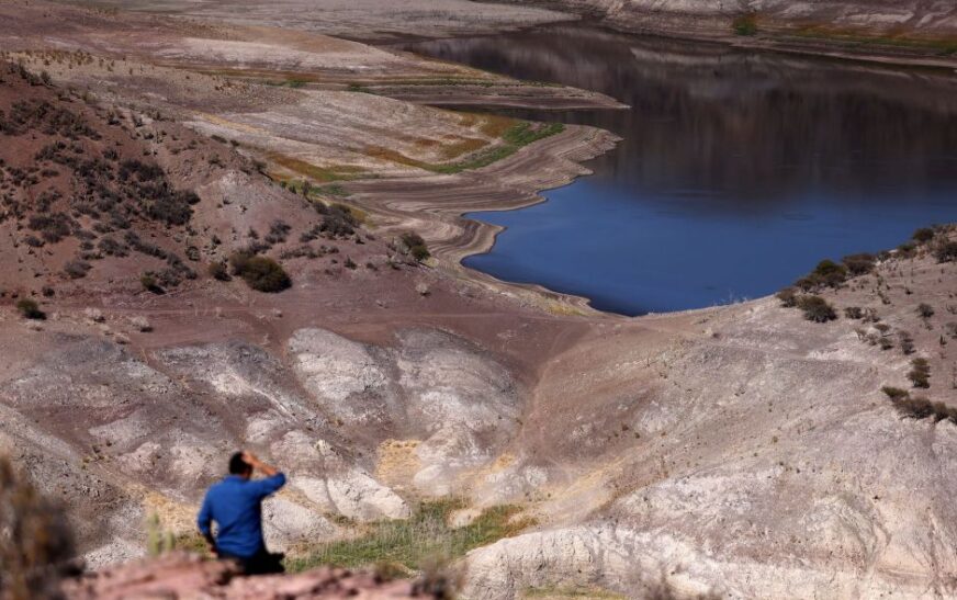 Seca persistente está esgotando água potável do Chile