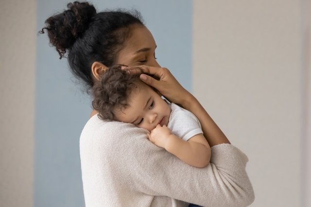 Tosse seca no bebê: 8 causas (e o que fazer para aliviar)