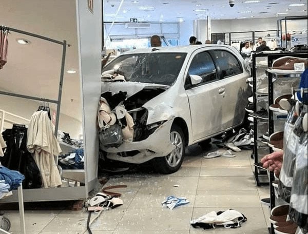 Carro causa destruição ao invadir loja em shopping de Salvador; vídeo