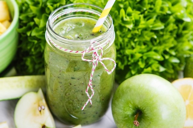 6 sucos de couve detox para emagrecer