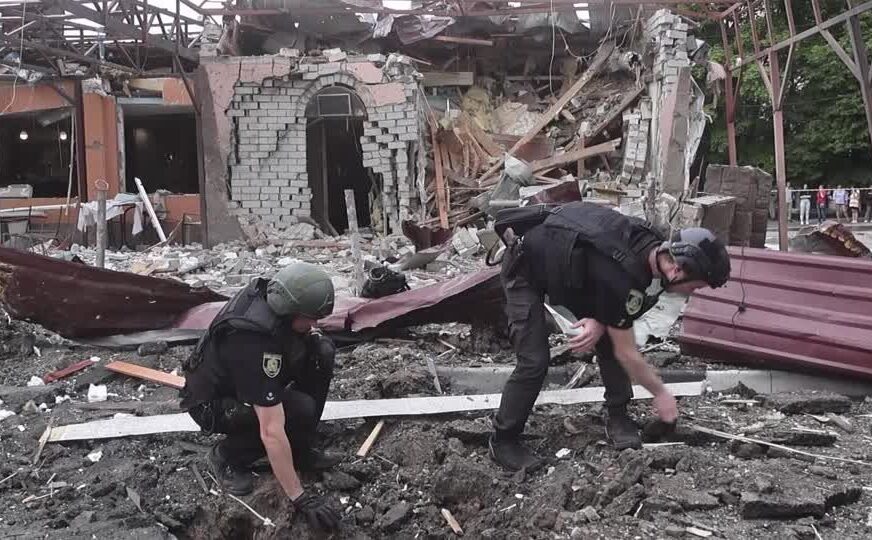 Ataque russo em Kharkiv destrói cafeteria, danifica prédio e deixa dez feridos