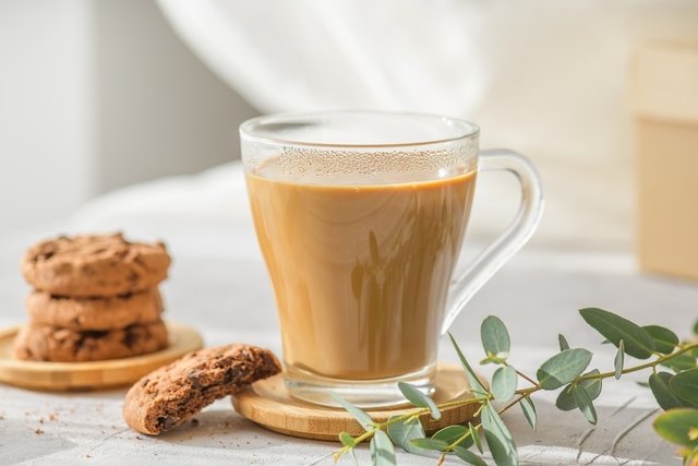 Café com leite: 5 benefícios e como consumir