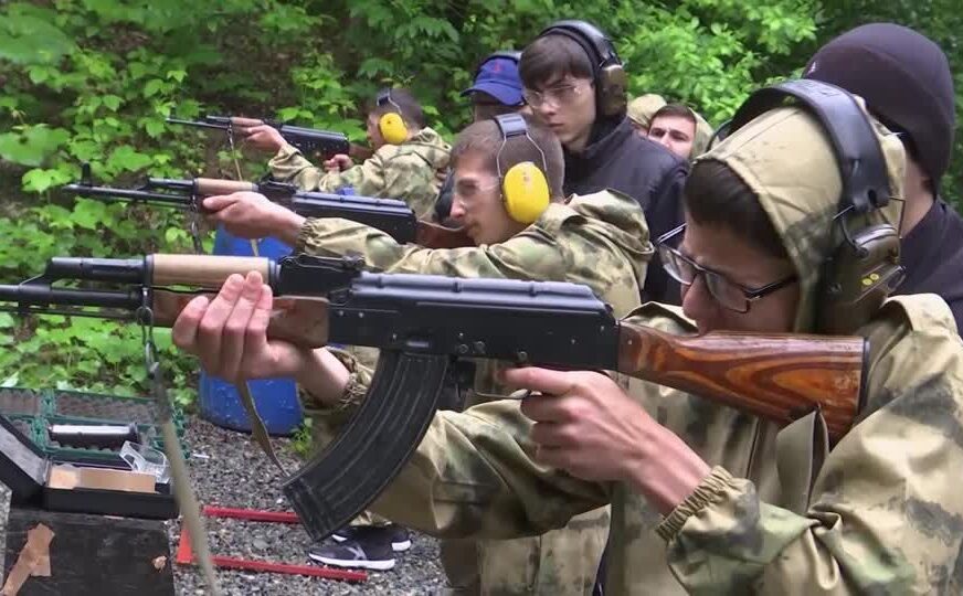 Com Rússia em guerra, adolescentes trocam sala de aula por campo de tiro