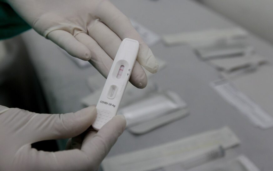 Covid-19 eliminou uma década de progresso na expectativa de vida global, diz OMS