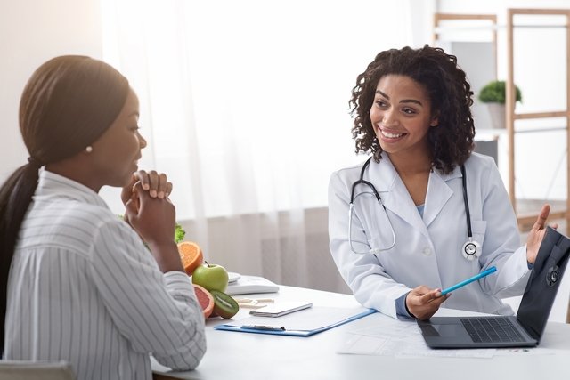 Dieta para lúpus: o que comer e o que evitar (com cardápio)