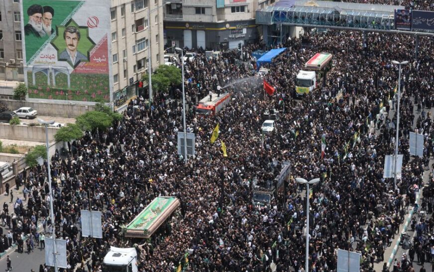 Líder supremo do Irã lidera orações em funeral de presidente