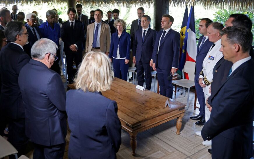 Macron anuncia adiamento de reforma eleitoral na Nova Caledônia após protestos