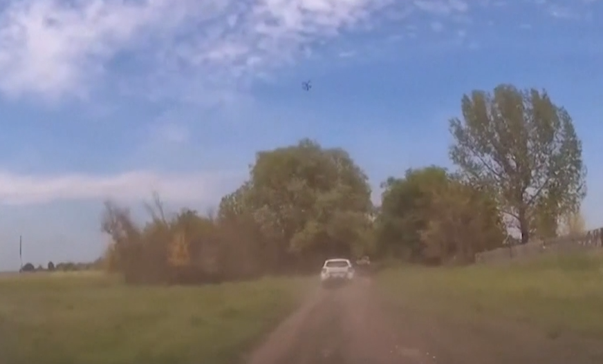 Vídeo flagra momento que drone russo atinge viatura e mata policial na Ucrânia