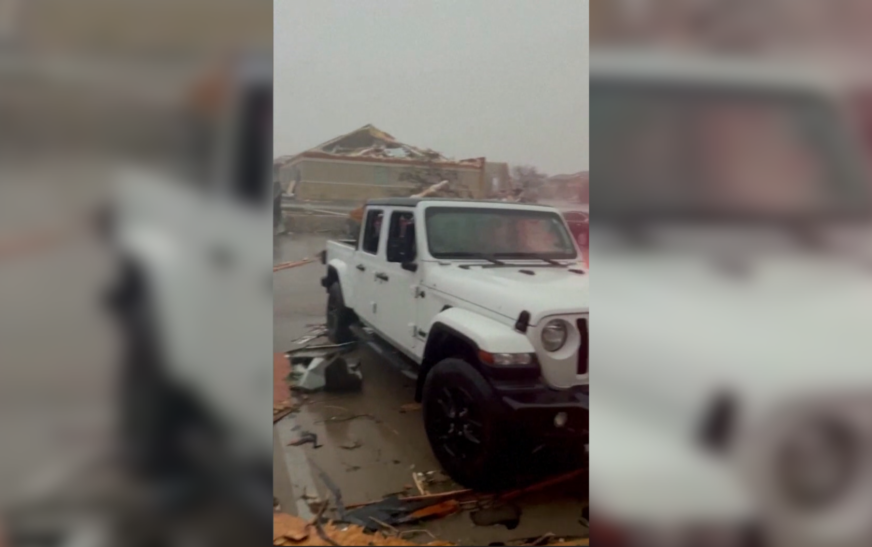 Vídeo mostra rastro de destruição de tornado nos EUA