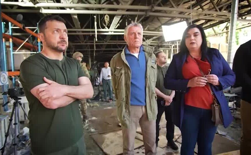 Zelensky visita Kharkiv em sinal de apoio após ataques da Rússia