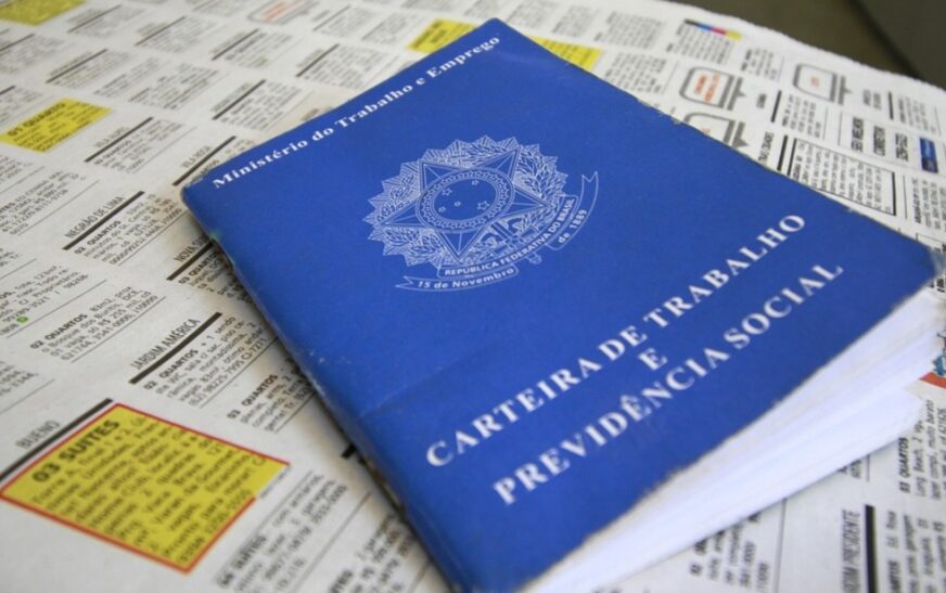 Empregos com carteira assinada batem recorde, segundo IBGE