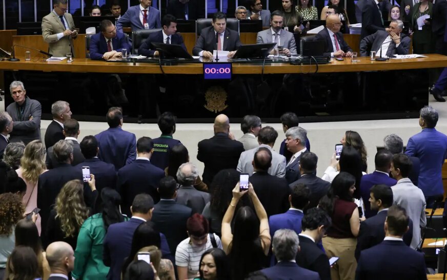 Câmara retoma trabalhos após retirada à força de Braga