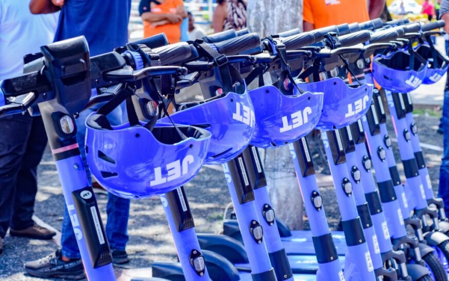 Semob promove distribuição de capacetes para pessoas com penteados afro no Festival Feira Preta Salvador – Secretaria de Comunicação