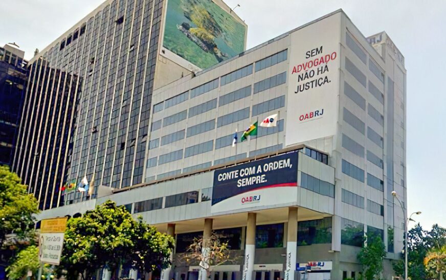 Alerj aprova dispensa de terno e gravata no verão em audiência pública