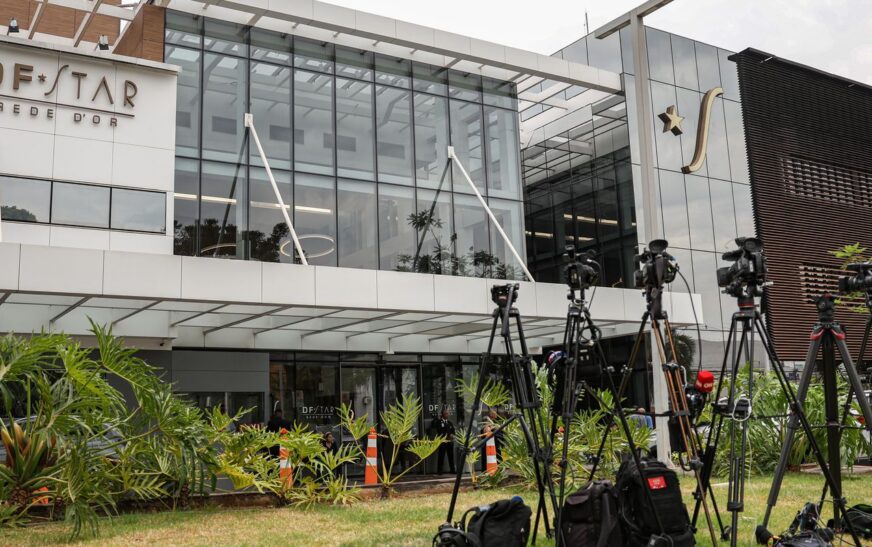 Bolsonaro apresenta crise de soluços e pressão alta após procedimento