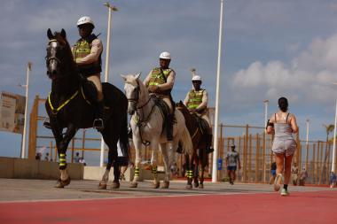 Cavalaria da Polícia Militar auxilia policiais na prevenção de furtos e roubos durante Operação Verão 2025/26 | SECOM