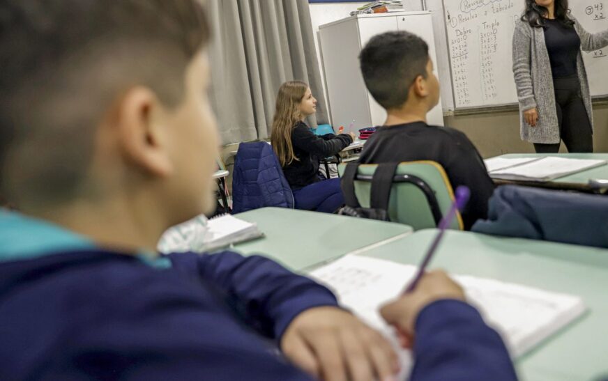 CNTE comemora reajuste do piso do magistério; prefeitos contestam