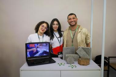 Estudantes de Conquista criam piso intertravado que substitui brita por plástico | SECOM