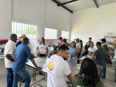 Intercâmbio qualifica produção de mandioca na agricultura familiar | SECOM