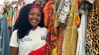 Oficina do Projeto Férias na Escola ensina estudantes a customizarem abadás | SECOM