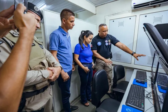 Prefeita Débora participa da apresentação da central de monitoramento para reforçar a segurança na Mica Lauro