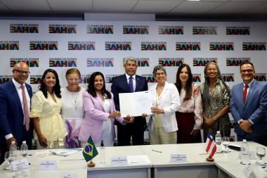 Reitora da UNEB é reconduzida ao cargo; governador assina termo de posse para novo mandato | SECOM