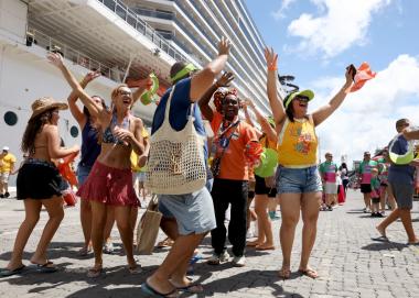 Maior cruzeiro da temporada chega a Salvador e passageiros são recebidos em clima de Carnaval | SECOM