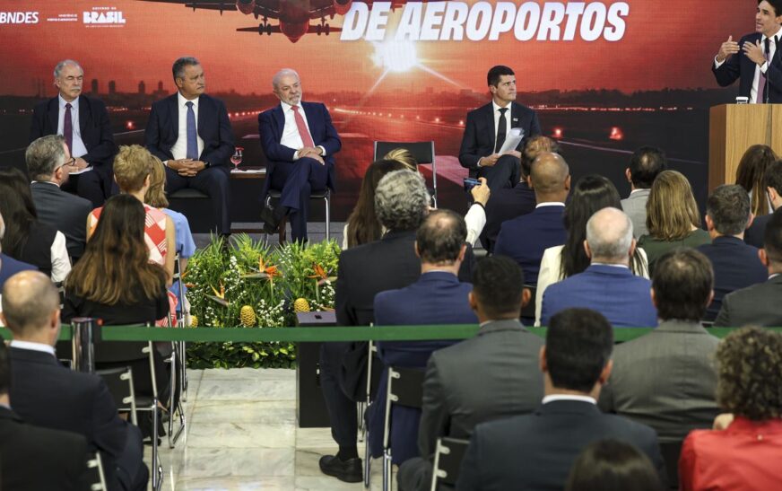 Ministro celebra anúncio de R$ 5,7 bi para ampliar aeroportos no país