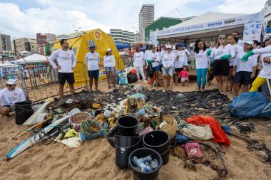 Sema e Inema retiram cerca de 250 kg de resíduos da praia do Rio Vermelho antes da Festa de Iemanjá | SECOM