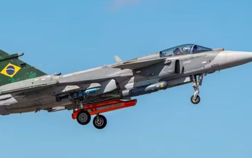 Lula batiza primeiro caça Gripen produzido no Brasil