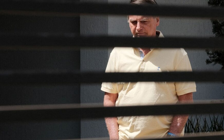 Bolsonaro presta depoimento à polícia sobre apreensão de arma