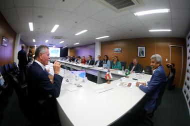 Reunião na Governadoria garante ambulâncias e mais de R$ 36 milhões em investimentos para Valente | SECOM
