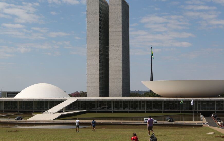 Alcolumbre fatia votação do PL da Dosimetria; governo denuncia manobra