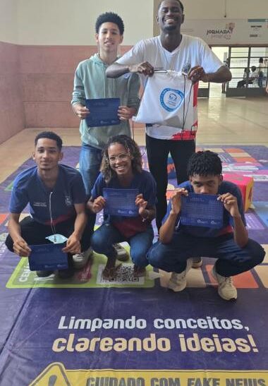 Alunos do ICEIA mergulham em jogo que revela perigos invisíveis dentro de casa | SECOM