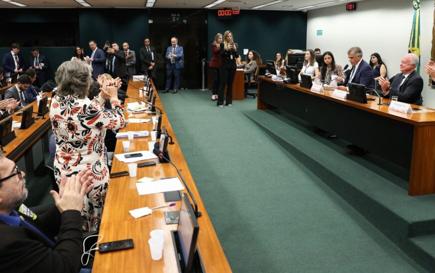 CCJ aprova admissibilidade de propostas que acabam com escala 6x1