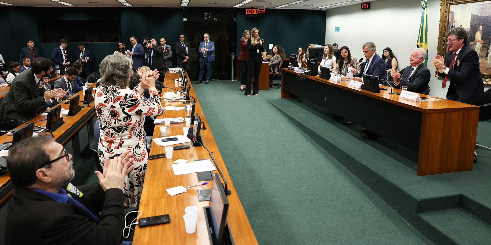 CCJ aprova admissibilidade de propostas que acabam com escala 6×1