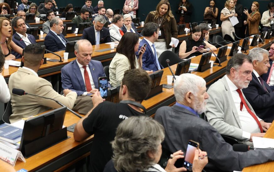 Pedido de vista adia votação da PEC do fim da 6x1 na CCJ da Câmara