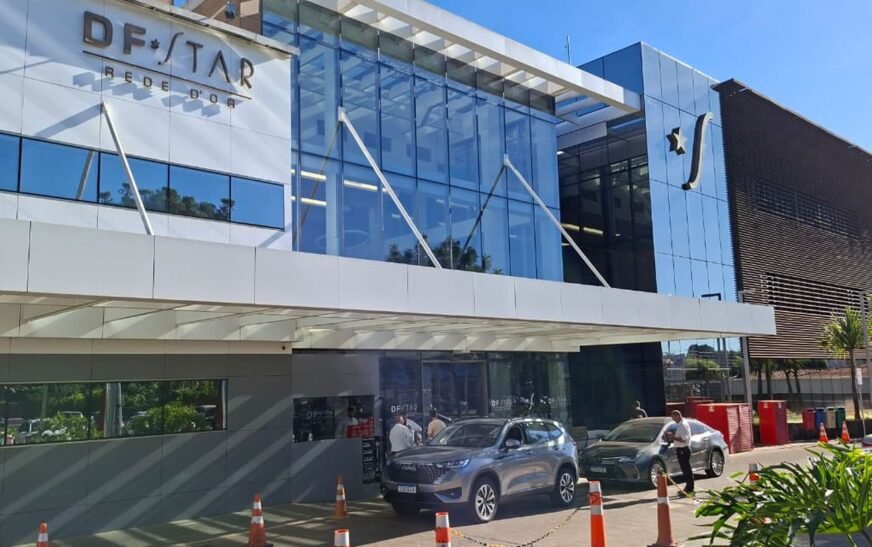 Bolsonaro é internado para cirurgia no ombro em Brasília